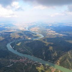 Flugwegposition um 14:43:56: Aufgenommen in der Nähe von Gemeinde Weißenkirchen in der Wachau, Österreich in 2104 Meter